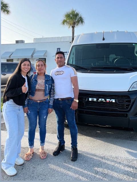 Cliente de Angie con su vehículo