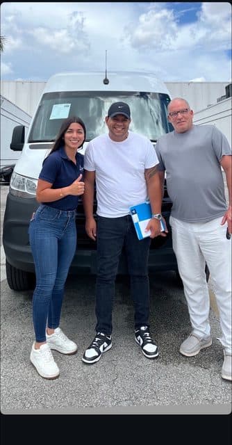 Cliente de Angie con su vehículo