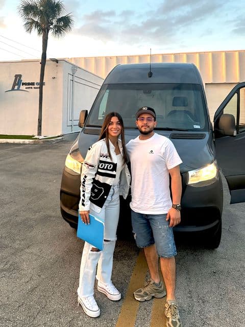 Cliente de Angie con su vehículo