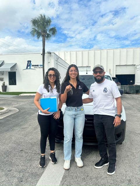 Cliente de Angie con su vehículo