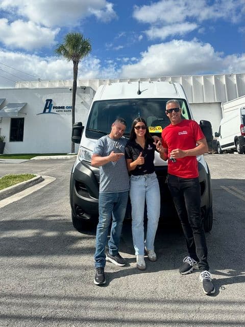 Cliente de Angie con su vehículo