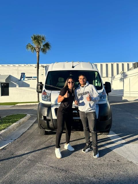Cliente de Angie con su vehículo