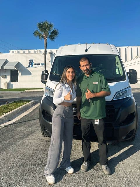 Cliente de Angie con su vehículo