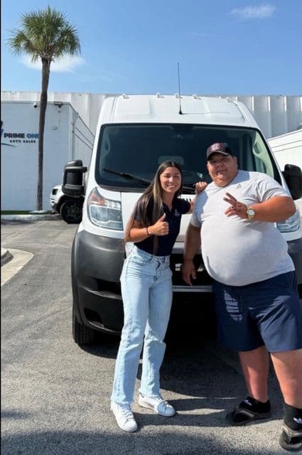 Cliente de Angie con su vehículo